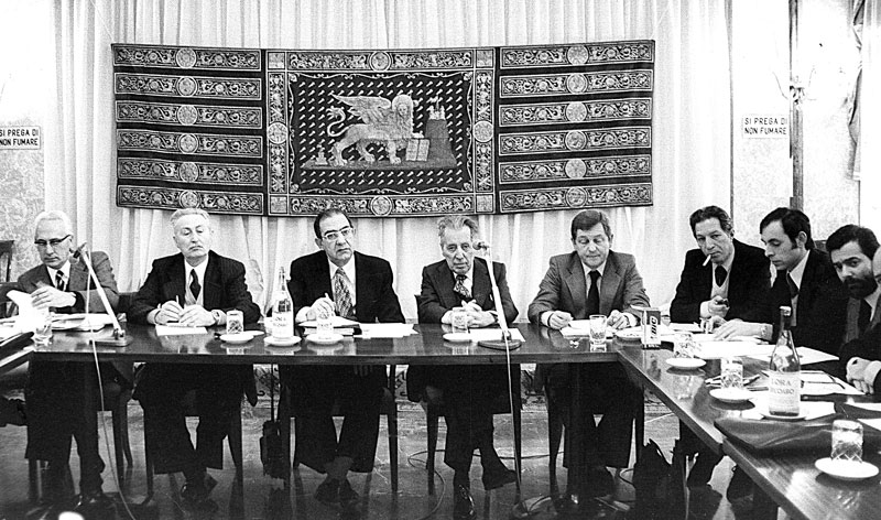 1977 - Venezia La Commissione Trasporti del Senato riunita durante un viaggio